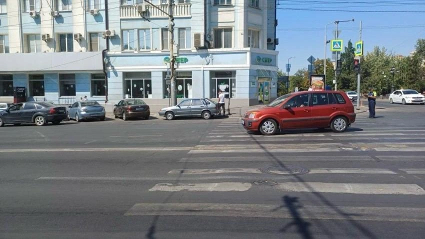 Фото: Сразу два самокатчика попали под колеса иномарки в центре Ростова / фото: ГАИ