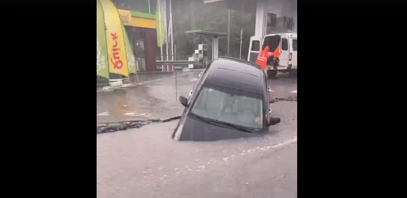 Машина утонула.png