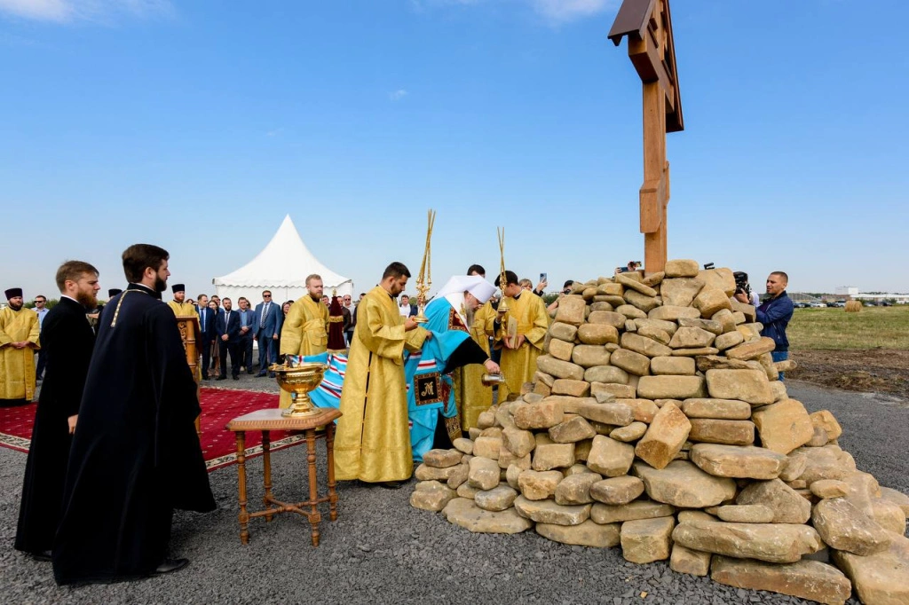 Церемония закладки гигантского храма в старом аэропорту Ростова