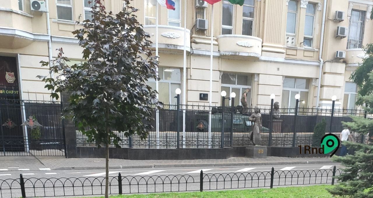 Штаб ЮВО в Ростове, обложенный мешками с песком - кадр 1rnd Штаб ЮВО в Ростове, обложенный мешками с песком