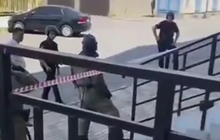 Оцепленный подъезд дома на Вертолётном поле Оцепленный подъезд дома на Вертолётном поле