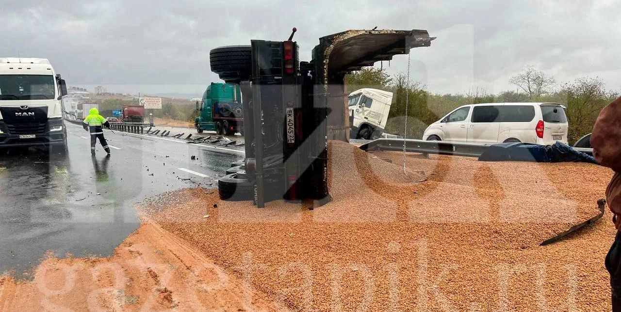 Трасса М-4 заблокирована из-за рассыпавшегося зерна