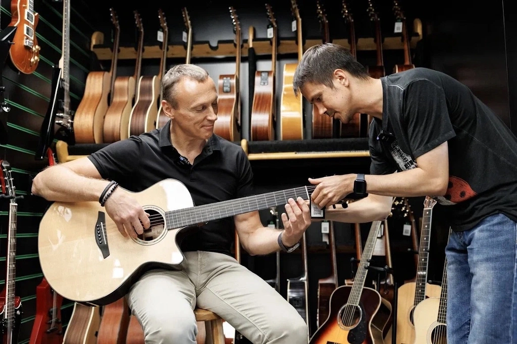 Гитарный центр - фотограф Евгений Чистяков 3.jpg Гитарный центр - фотограф Евгений Чистяков 3.jpg