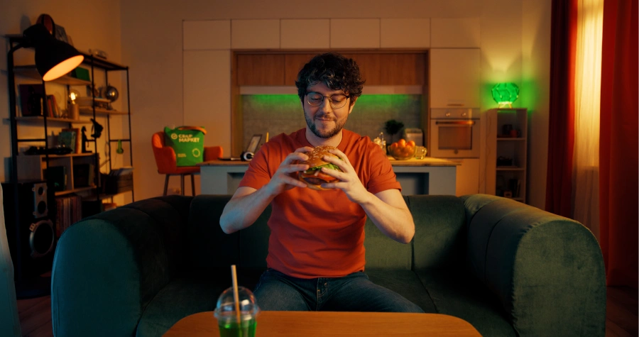 RTE мужчина с бургером.png