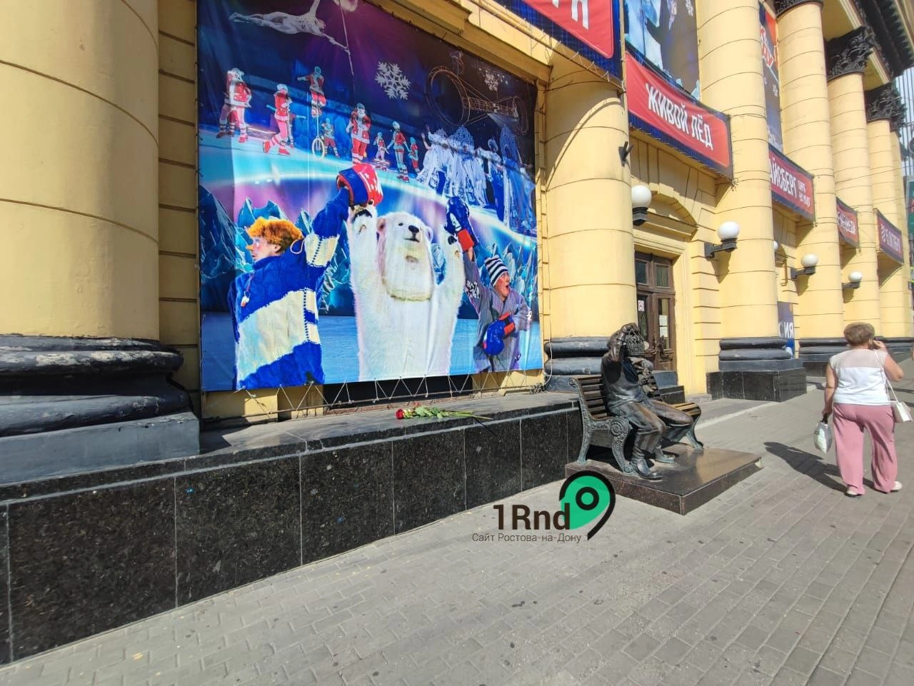 Новые цветы для Пригожина возле ростовского цирка