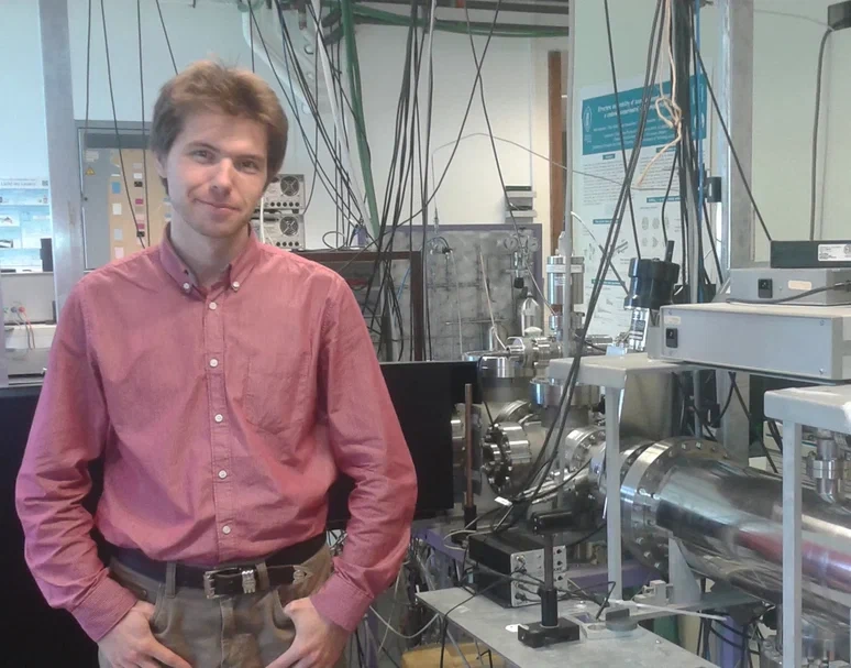 Владимир Кайдашев возле установки для изучения атомарных кластеров, Лёвен, Бельгия,2014 год.jpg Владимир Кайдашев возле установки для изучения атомарных кластеров, Лёвен, Бельгия,2014 год.jpg