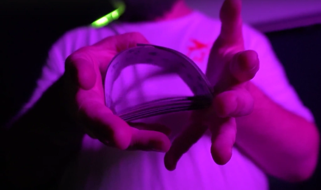 Илья Данчев показывает фокус с картами Илья Данчев показывает фокус с картами