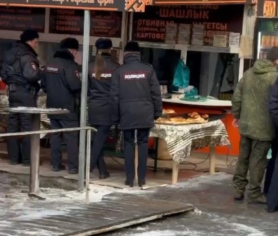 Фото: рейд на рынке "Темерник" \\ фото из публикаций 1rnd.ru