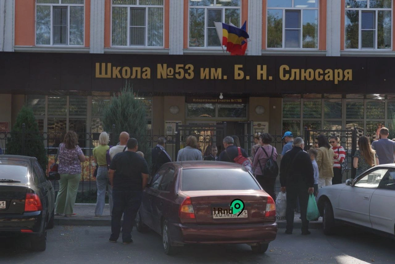 Родители возле эвакуированной школы №53