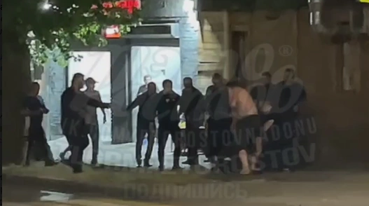 Фото: Массовая драка в центре Ростова 19 мая, кадр ТГ Это Ростов