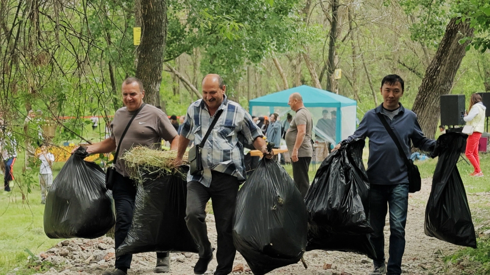 Уборка мусора на экопикнике "Майский Фест""