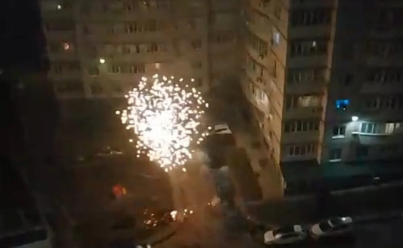 Фото: Фейерверк во дворах домов на ЗЖМ Ростова, кадр очевидца