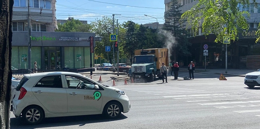 Фото: Ворошиловский проспект в Ростове затопило кипятком, кадр 1rnd