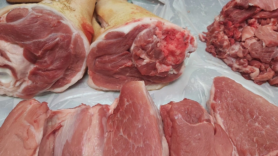 Фото: свинина на рынке // кадр 1rnd.ru