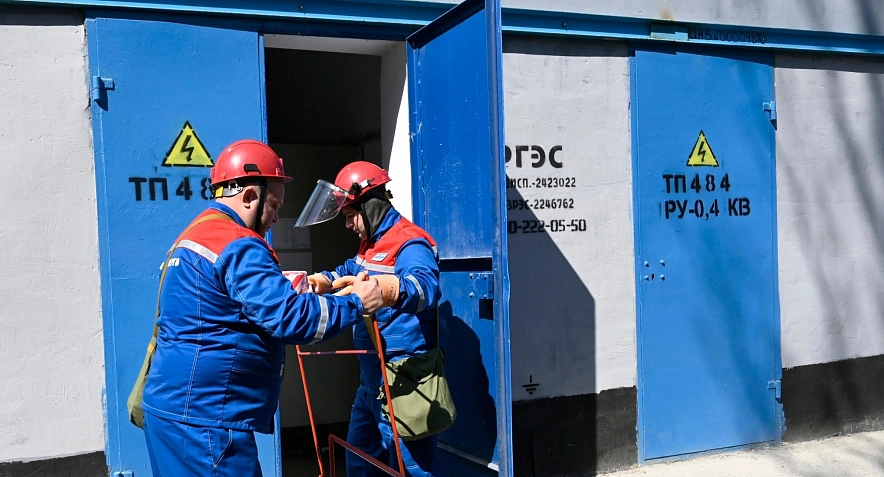 Фото: Сотрудники "Донэнерго" за работой, кадр ВК организации