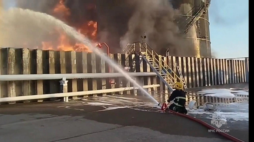 Фото: Сотрудники МЧС опровергли фейки о сборе помощи для пожарных в Азове / фото: кадр МЧС РФ