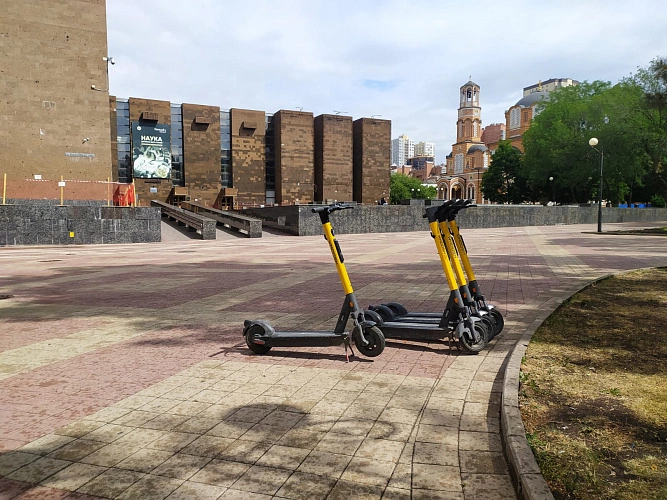 Фото: Электросамокаты на улице Пушкинской // фото 1rnd