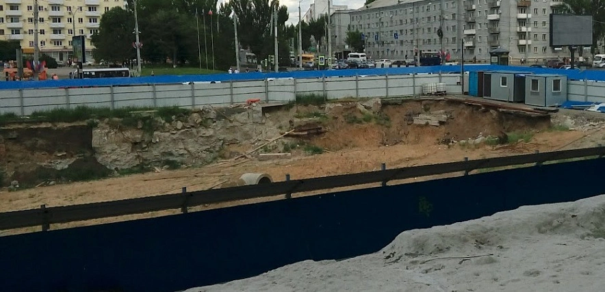 Фото: котлован на месте фонтана на площади Ленина, кадр из архива 1rnd