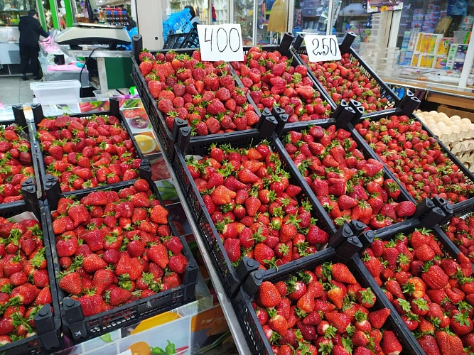 Фото: клубника на Северном рынке // фото 1rnd