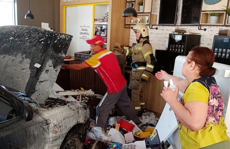 Фото: иномарка протаранила АЗС // кадры УГОЧС Ростова