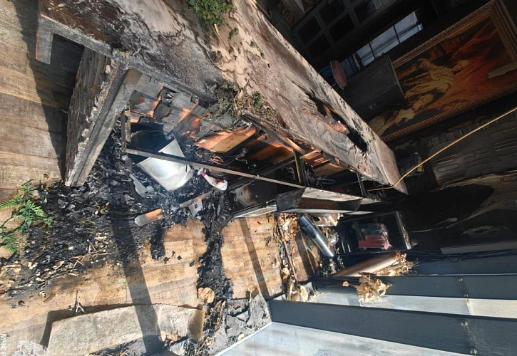 Фото: барная стойка в караоке на Кировском после пожара, кадр МЧС