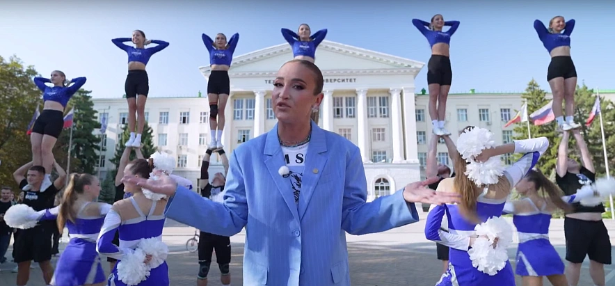 Фото: Ольга Бузова со студентами ДГТУ, кадр реалити-шоу "Ольга Вузова"