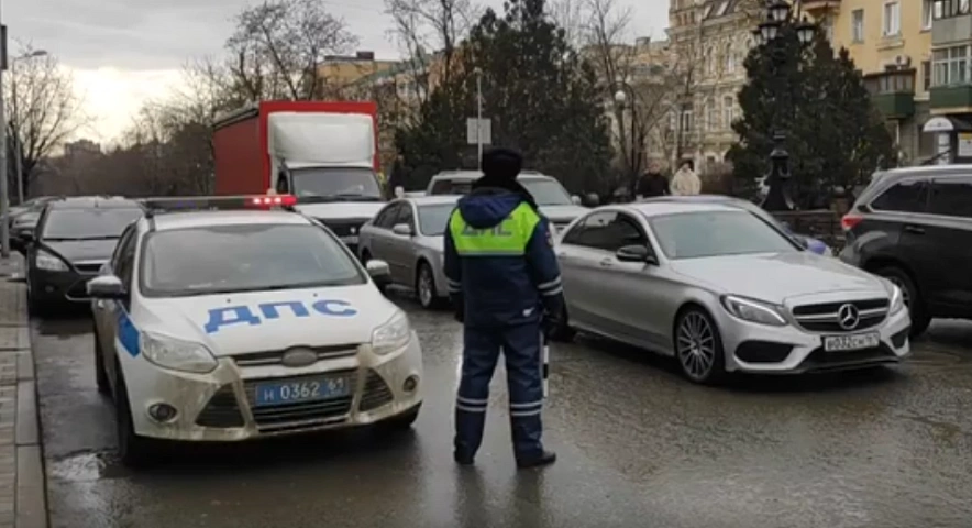 Фото: Инспектор ГИБДД в центре Ростова, кадр 1rnd