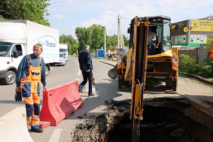 Фото: провал на Орской, кадр водоканала Ростова