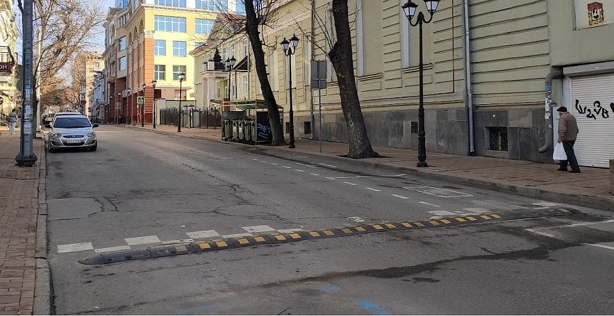 Фото: Разбитый асфальт на дороге в центре Ростова, кадр 1rnd