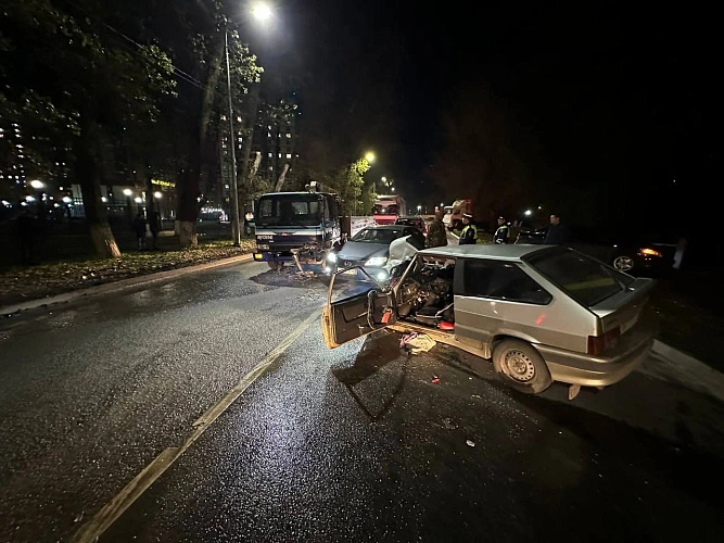 Фото: ДТП на Оганова вечером 10 ноября в Ростове, кадр ГИБДД