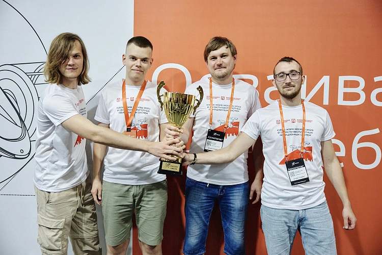 Фото: Команда ЮФУ с кубком Ростеха, кадр ЮФУ