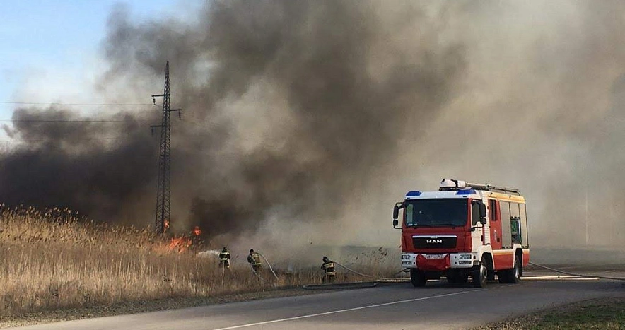 Фото: Пожарные тушат горящий камыш, илллюстрация из архива 1rnd
