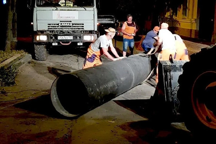 Фото: авариная бригада водоканала \\ кадр из публикаций 1rnd.ru