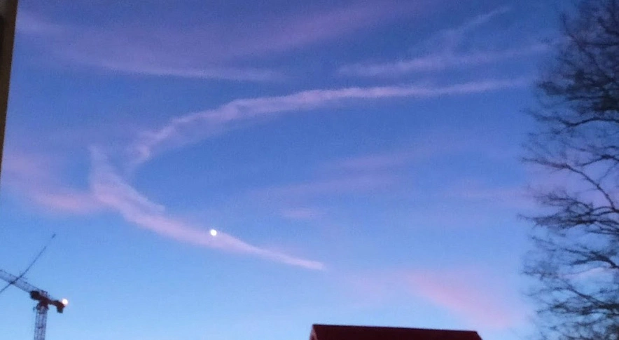 Фото: инверсионный след в небе, кадр 1rnd