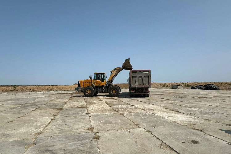 Фото: загрузка машин с песком на семикаракорском полигоне, кадр ПРО