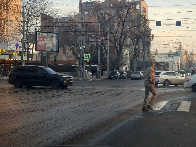 Фото: кипяток на дорогах в центре Ростова // кадр 1rnd