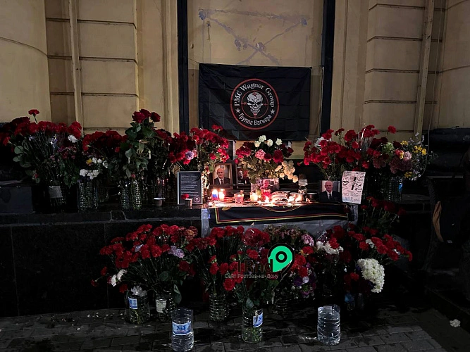 Фото:  Сотни ростовчан пришли к цирку помянуть главу ЧВК “Вагнер” Евгения Пригожина // фото 1rnd