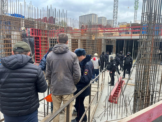 Фото: рейд по незаконным мигрантам на стройке Ростова // кадры ВСУ СК РФ по ЮВО