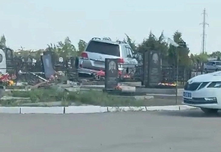 Фото: ДТП на Мариупольском кладбище Таганрога, кадр очевидца