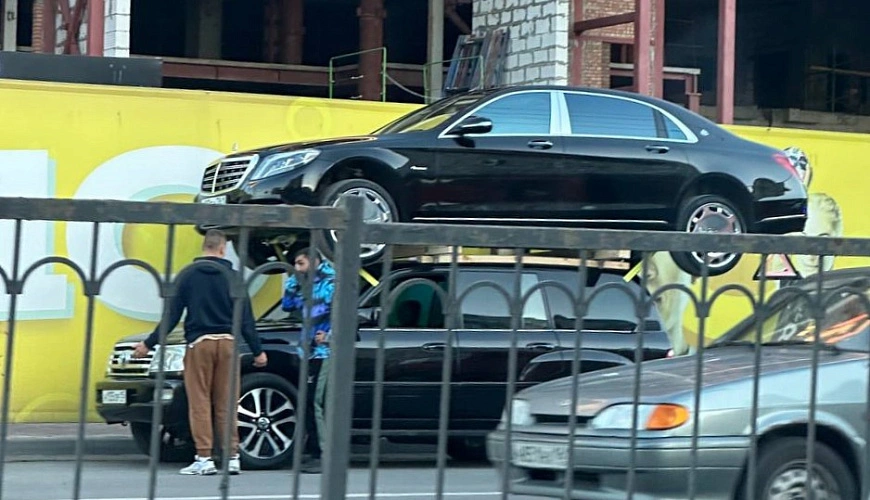 Фото: Иномарка на крыше внедорожника в Ростове