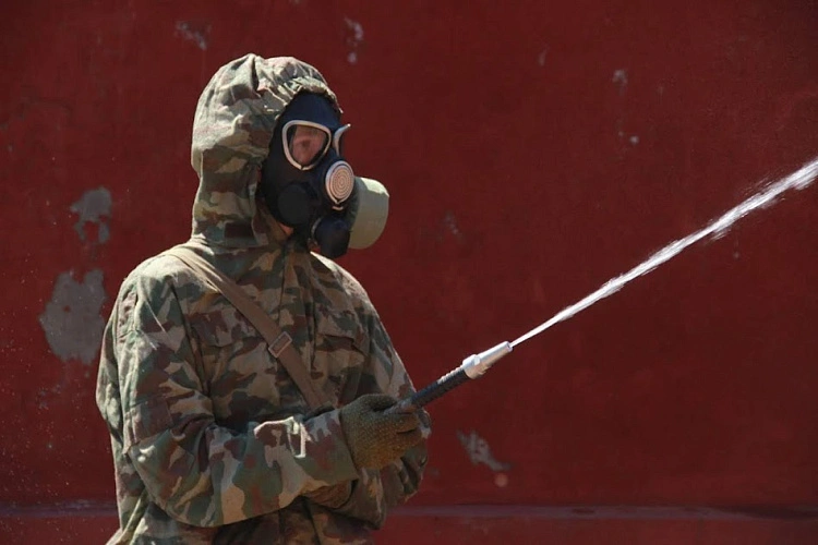 Фото: человек в камуфляже и противогазе, кадр из архива публикаций 1rnd