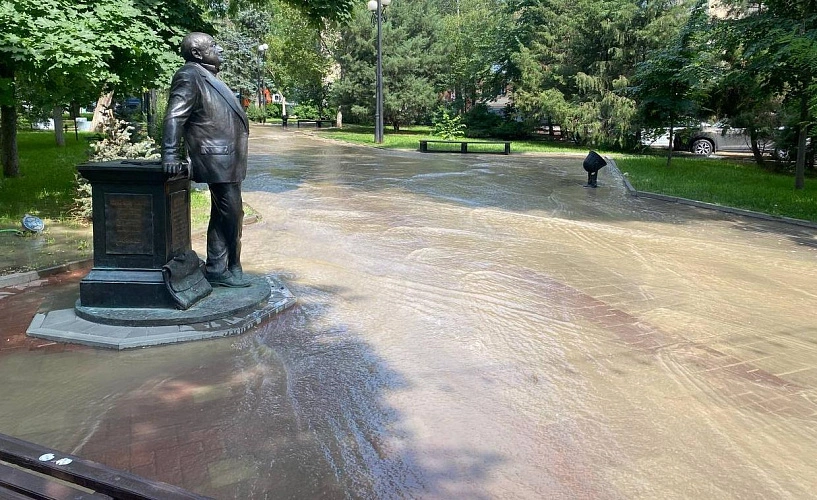 Фото: Пушкинскую затопило в районе памятника Жванецкому, кадр ТГ-канала "Тютина"