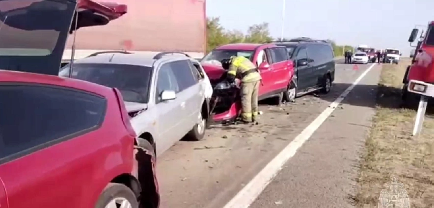 Фото: Массовое ДТП с 6 машинами и 5 пострадавшими на трассе М-4, кадр МЧС РО