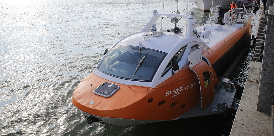 Фото: Скоростной теплоход "Валдай" у причала набережной Ростова, кадр ПРО