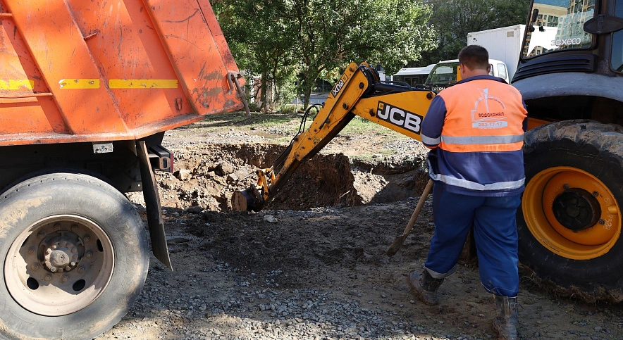 Фото: Аварийная бригада Ростовводоканала на месте порыва, кадр - ВК компании