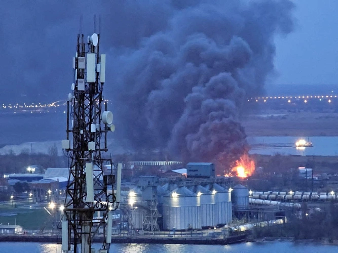 Фото: Крупный пожар произошёл в ангаре промзоны на левом берегу Ростова, фото - соцсети