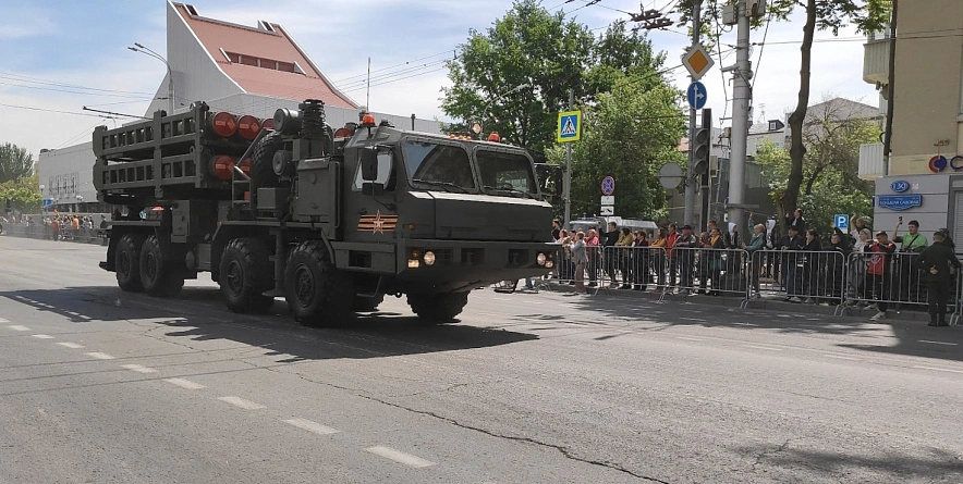 Фото: парад победы в Ростове, кадр из архива 1rnd