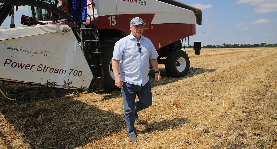 Фото: Василий Голубев рядом с комбайном, кадр ПРО