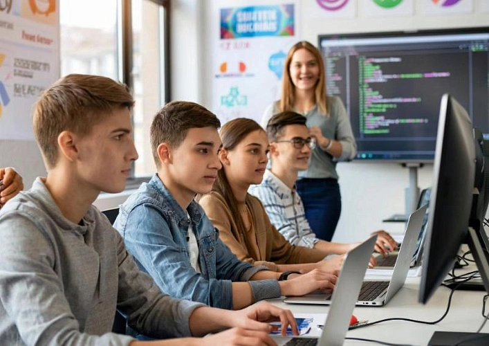 Фото: нейросеть "Малевич"