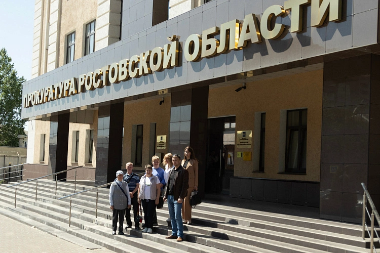 Фото: Жильцы подтопленных домов на Шоссейной возле прокуратуры Ростовской области, кадр Глеба Сибилева